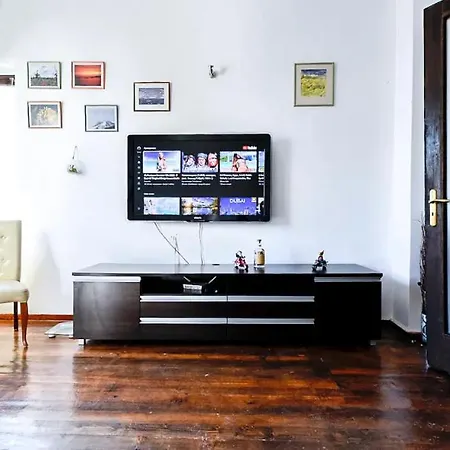 Classic In The Heart Of The Center Daire *