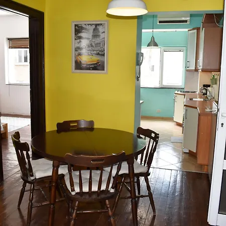 Classic In The Heart Of The Center Daire